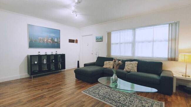 Building Photo - 1958 Monroe St