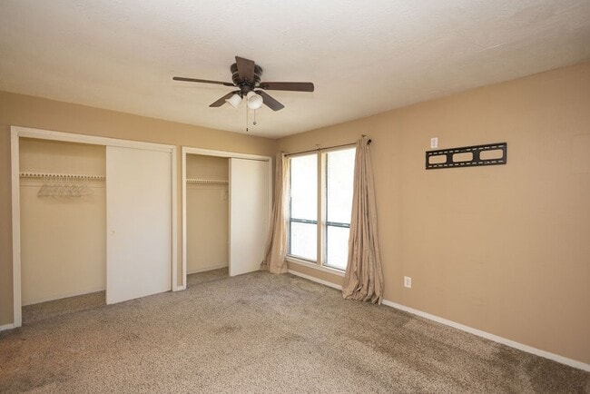 Building Photo - 15919 Golf Club Dr