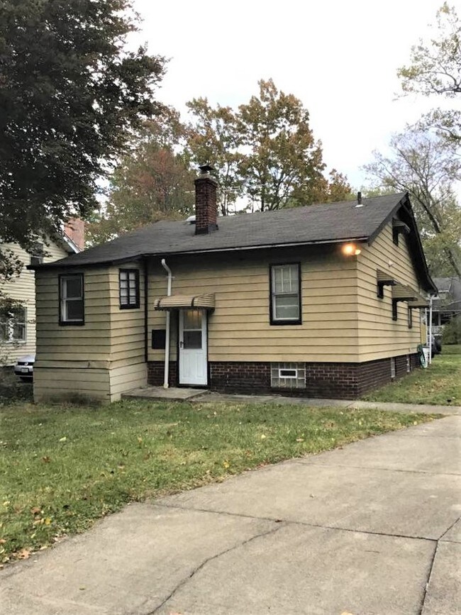 Building Photo - 892 Montford Rd