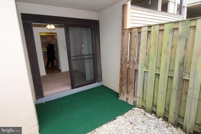 Building Photo - 8600A Village Square Dr