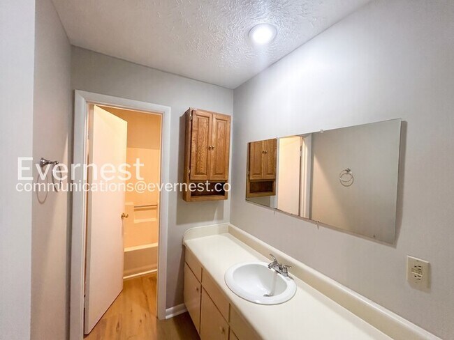 Building Photo - 3 Bed/1.5 Bath Townhome with Off-Street Parking / Available Soon!