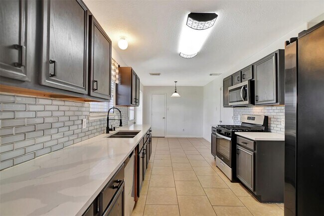 Building Photo - 1811 Adobe Falls Dr