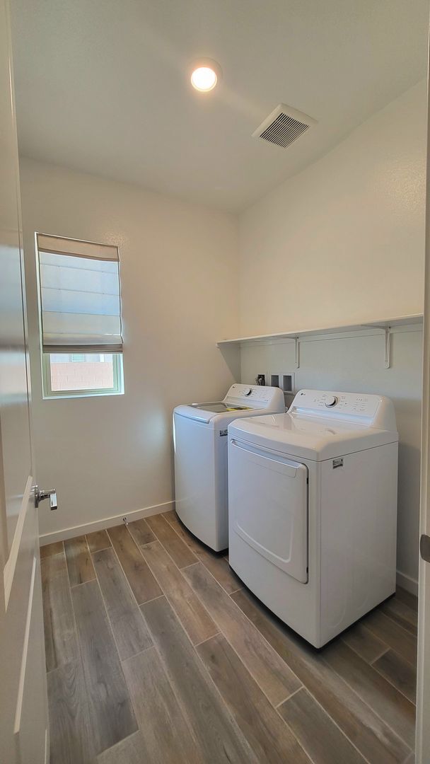 Building Photo - 5447 Splendido Ave