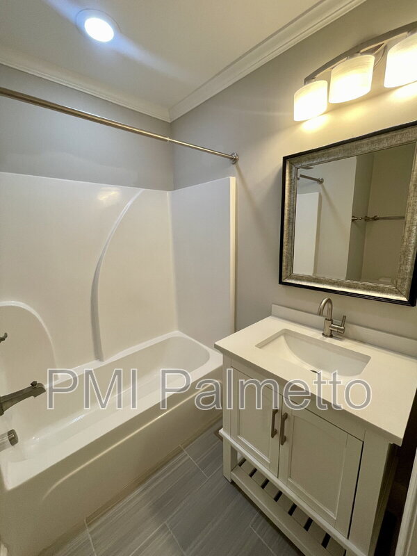 Building Photo - 746 Deerwood St