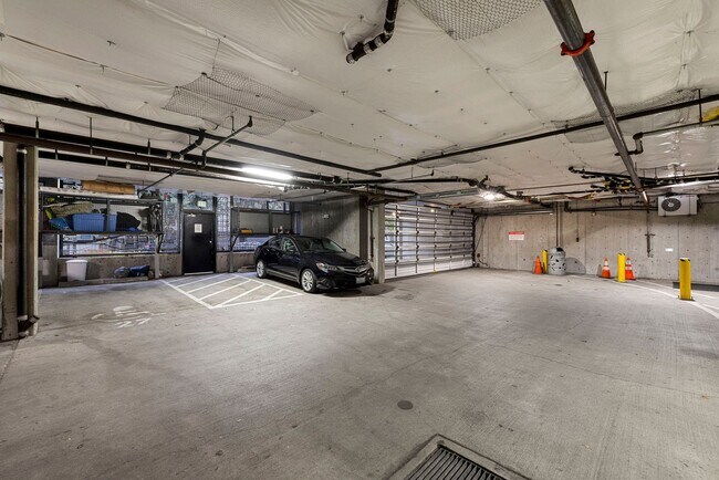 Building Photo - 2Bd/1.75Ba Seattle Condo