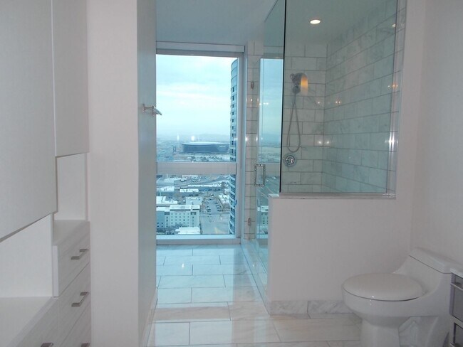 Building Photo - 4471 Dean Martin Dr