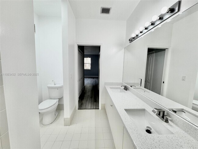 Building Photo - 120 Jacaranda Country Club Dr