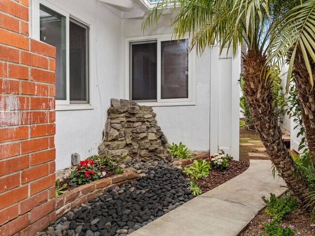 Building Photo - Oceanside Beach-Close 3BD/2BA Home with Easy Freeway Access