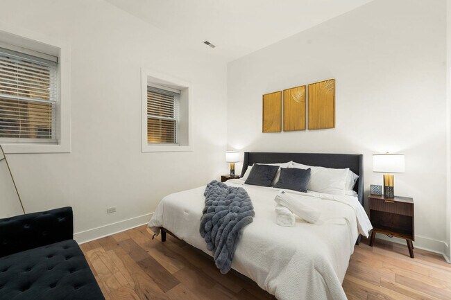 Building Photo - 1941 W Augusta Blvd