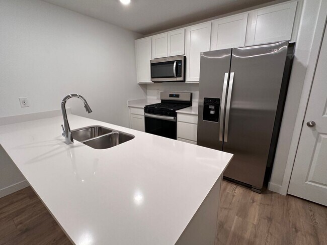 Building Photo - Dog Friendly! 3 Bedroom 2 Bathroom Townhom...