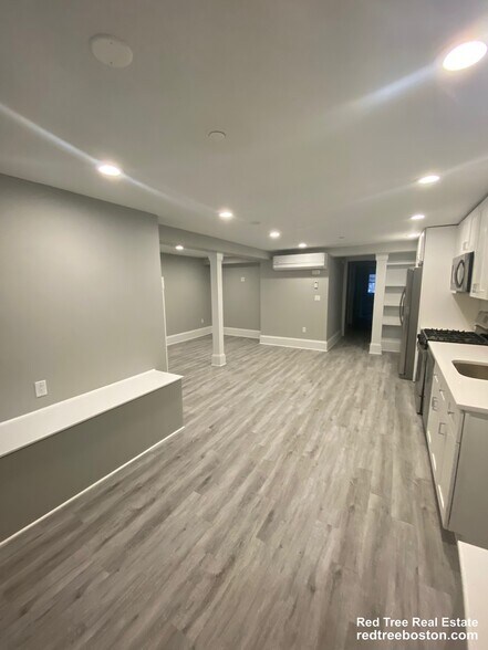 Building Photo - 190 Kelton St