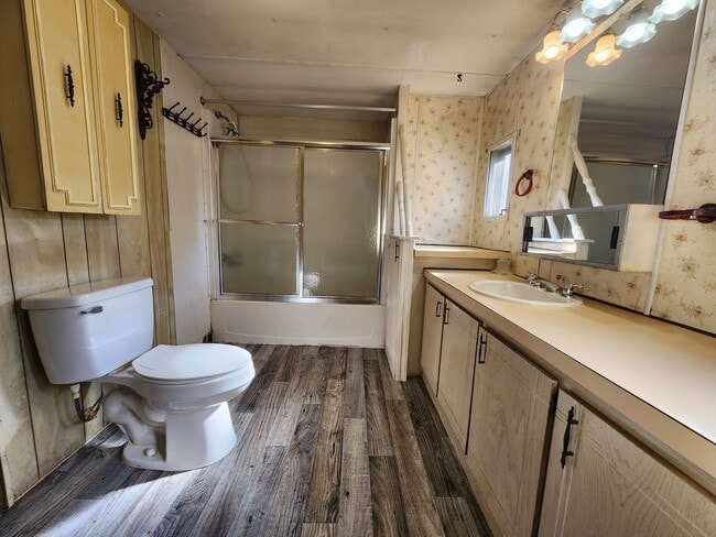 Building Photo - Discounted rent!.. 2 Bed 1 Bath Loaded with XTRA features!