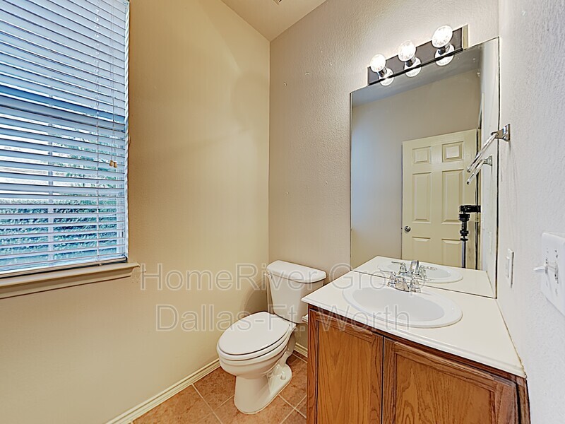 Building Photo - 2216 Stoneleigh Pl