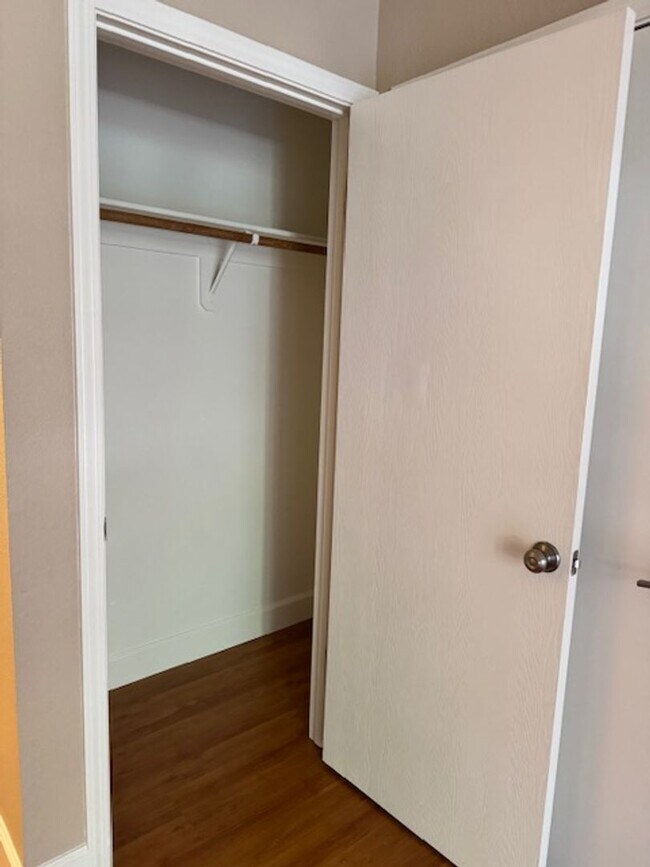 Building Photo - Now leasing beautiful one bedroom home!