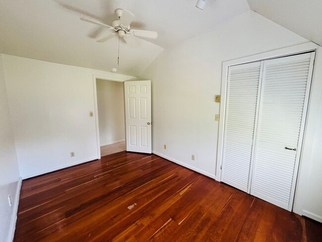 Building Photo - 2700 Meadowbrook Dr
