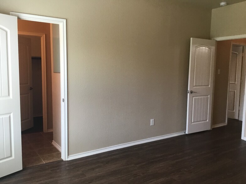 Building Photo - 1116 Lake Hollow Dr