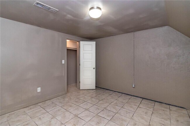 Building Photo - 328 S Duncan Ave