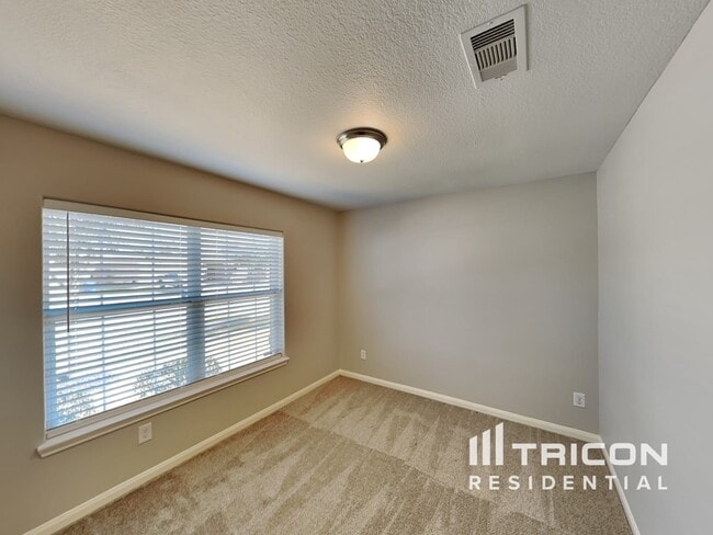 Building Photo - 1003 Marigold Rd