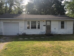 Building Photo - Adorable 2 bedroom house in quiet neighbor...