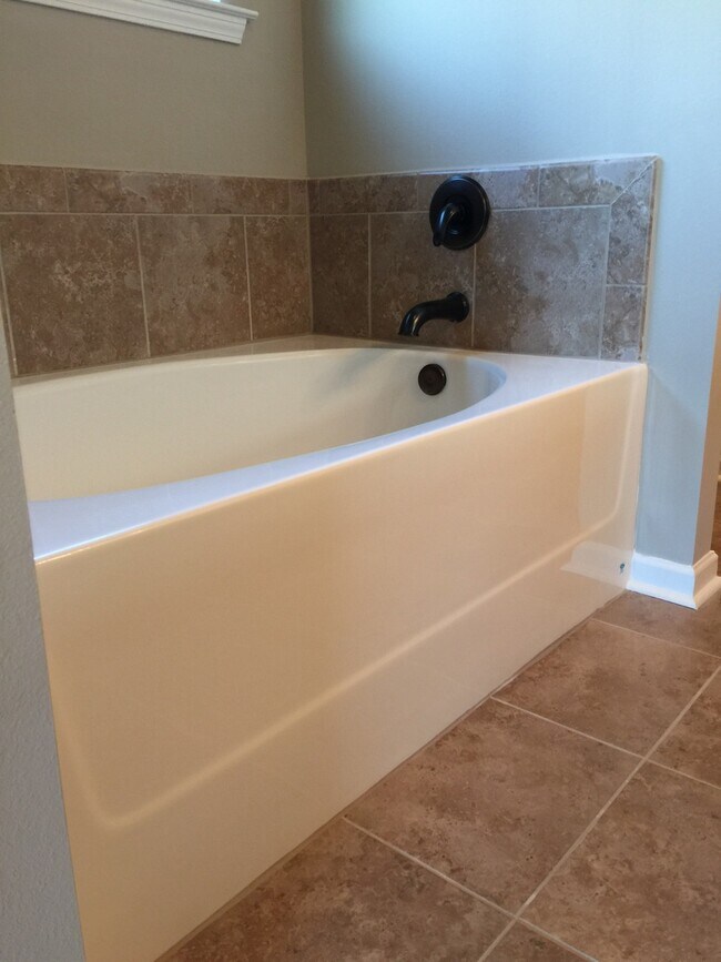 Building Photo - New Lake Front Home in Magnolia Lakes off Burbank Near Staring