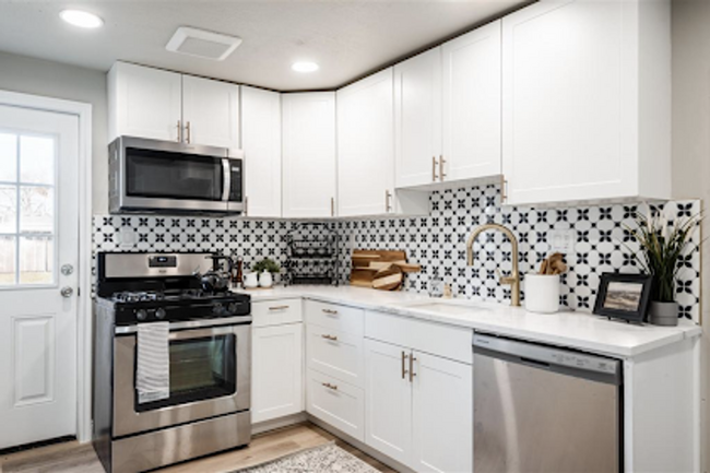 Building Photo - Large 2 Bed, 1 Bath + 2 Bonus Rooms – Two ...