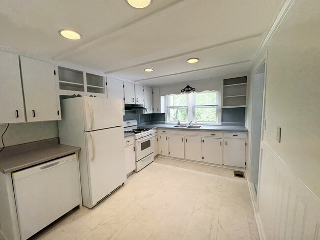 Building Photo - 4579 Spring St