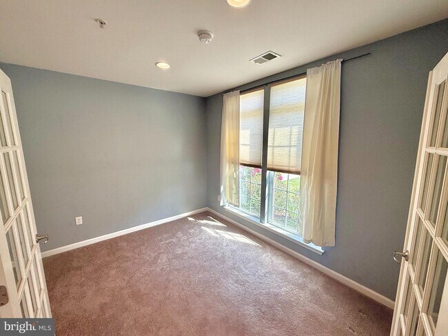 Building Photo - 9407 ASTON Vlg