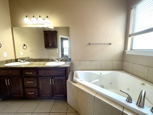 Building Photo - 408 Boggy Creek Dr