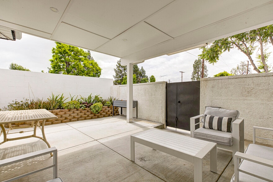 Building Photo - 16615 Los Alimos St