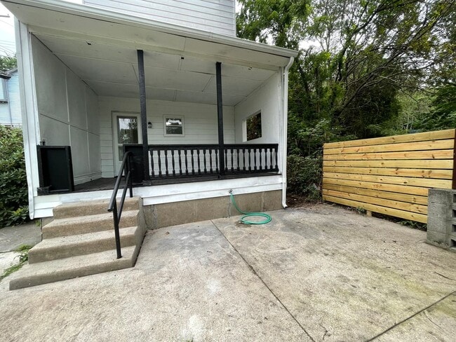 Building Photo - AVAILABLE MAY 2026 - Spacious 3 Bedroom Home w/ Non-Traditional Layout!