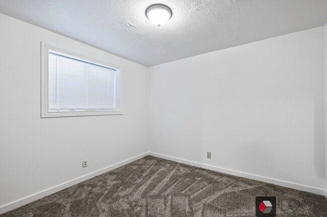 Building Photo - Stunning Single Family Home In Excellent M...