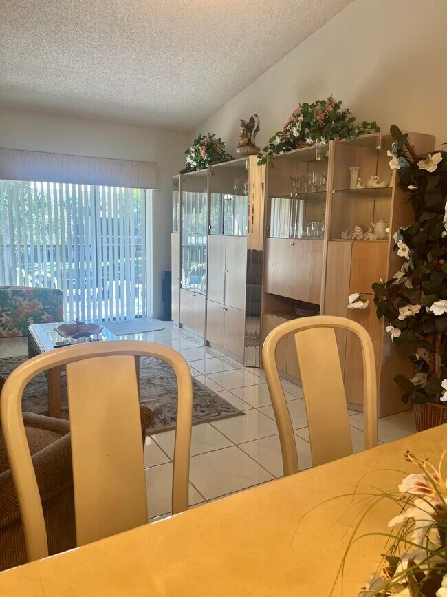 Building Photo - 7831 Willow Spring Dr