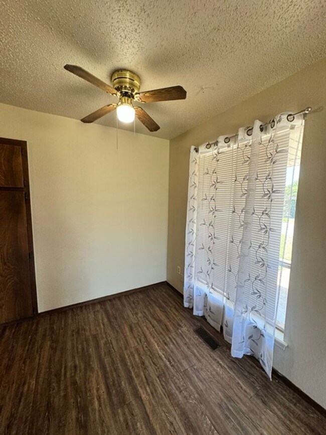 Building Photo - 2 Bedrooms, 1 1/2 baths and a 1 car garage duplex for rent in SW OKC near SW 89th and Penn!