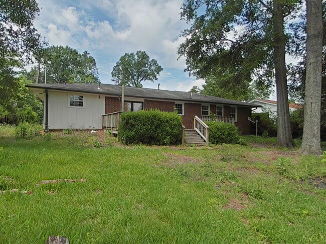 Building Photo - 2607 Springwood Dr
