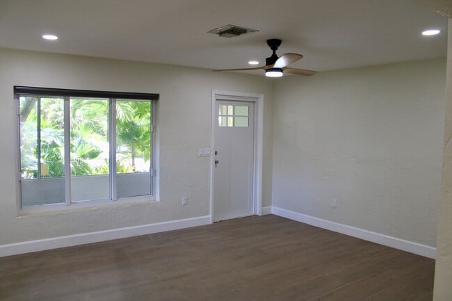 Building Photo - Fully Renovated 3/3 Northwood Home with Gu...