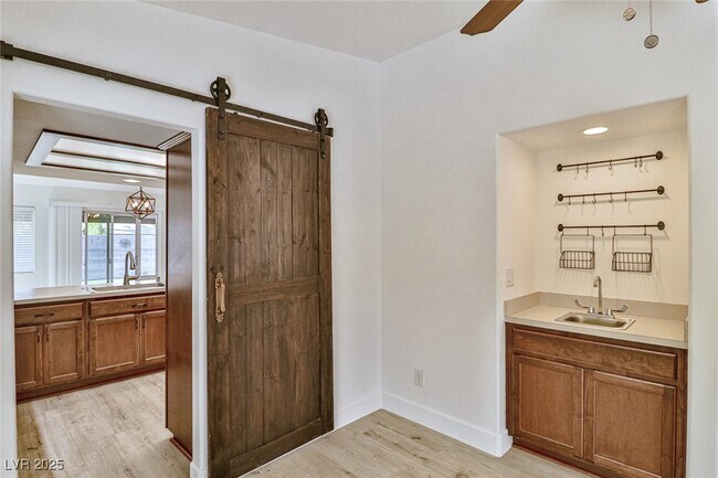 Building Photo - 4413 Live Oak Dr