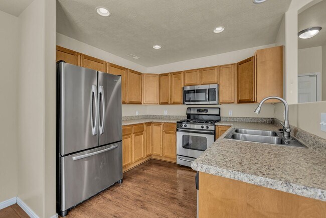 Building Photo - Modern 2-Bedroom, 2.5-Bath Townhome with Two-Car Garage & Private Backyard in South Ogden