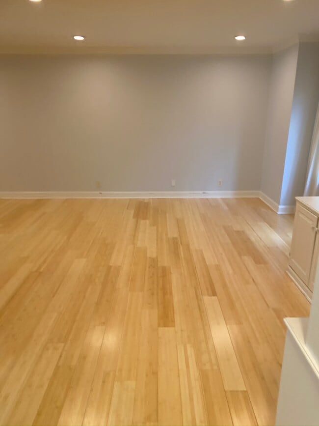 Building Photo - 6905 Highland Park Dr