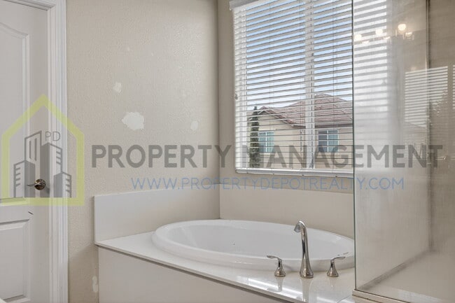 Building Photo - Spacious Elegance Awaits: 4-Bedroom Home with Hardwood Floors in Elk Grove!