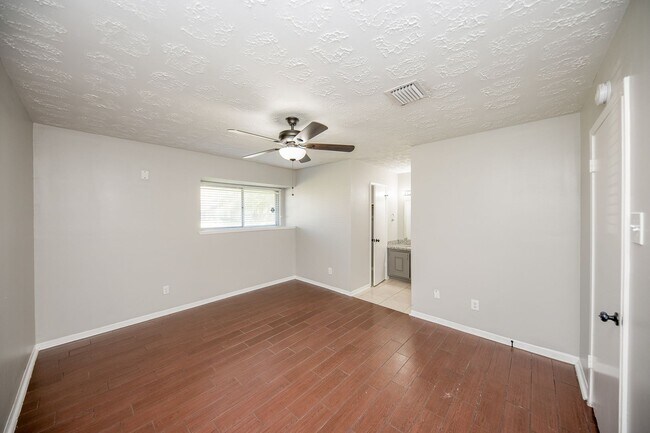 Building Photo - Coming Soon! Southwest Houston 3 bed/2 bat...