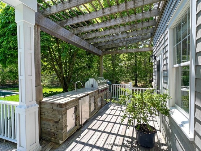 Building Photo - 118 Water Mill Towd Rd