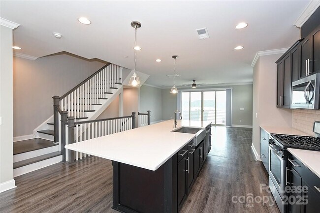 Building Photo - 2635 Statesville Ave