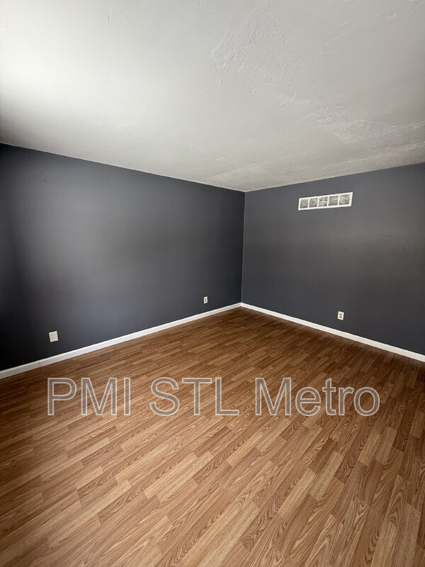 Building Photo - 10189 Count Dr