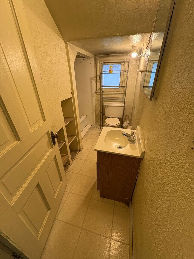 Building Photo - 3 Bedroom 1 Bathroom Duplex