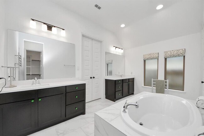 Building Photo - 210 W Netleaf Ct