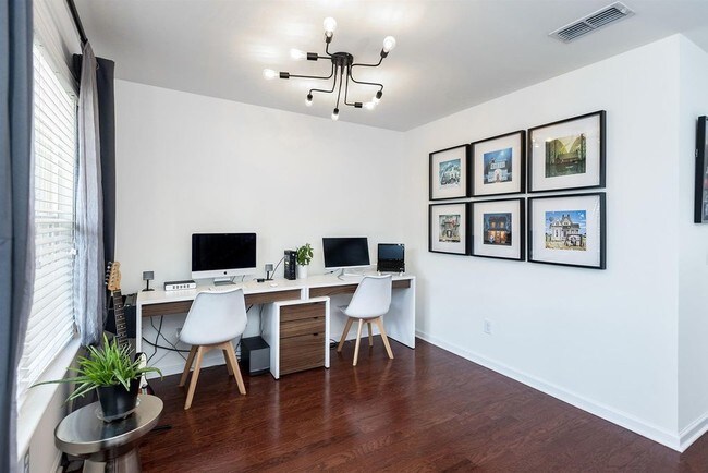 Building Photo - 2040 Hickory Brook Dr