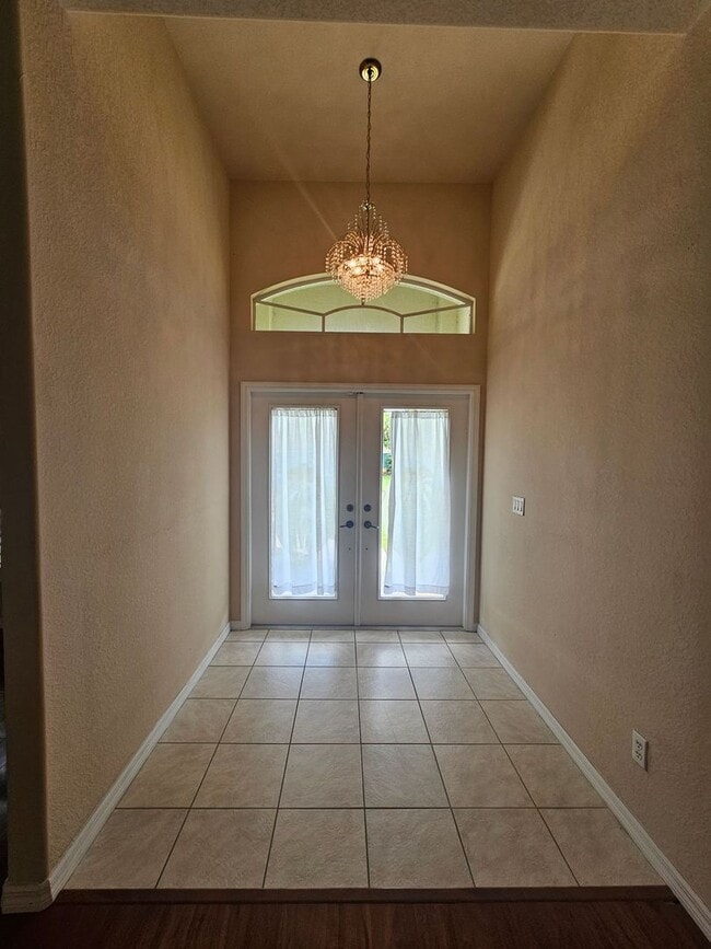 Building Photo - Pool Home 3 Bedroom 2 Bath close to shoppi...