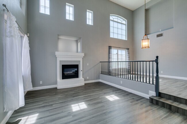 Building Photo - BEAUTIFUL POOL HOME W/RV