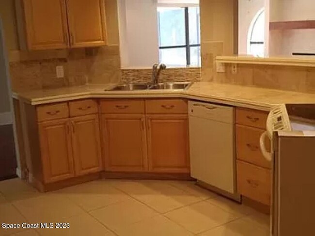 Building Photo - 3067 Village Park Dr