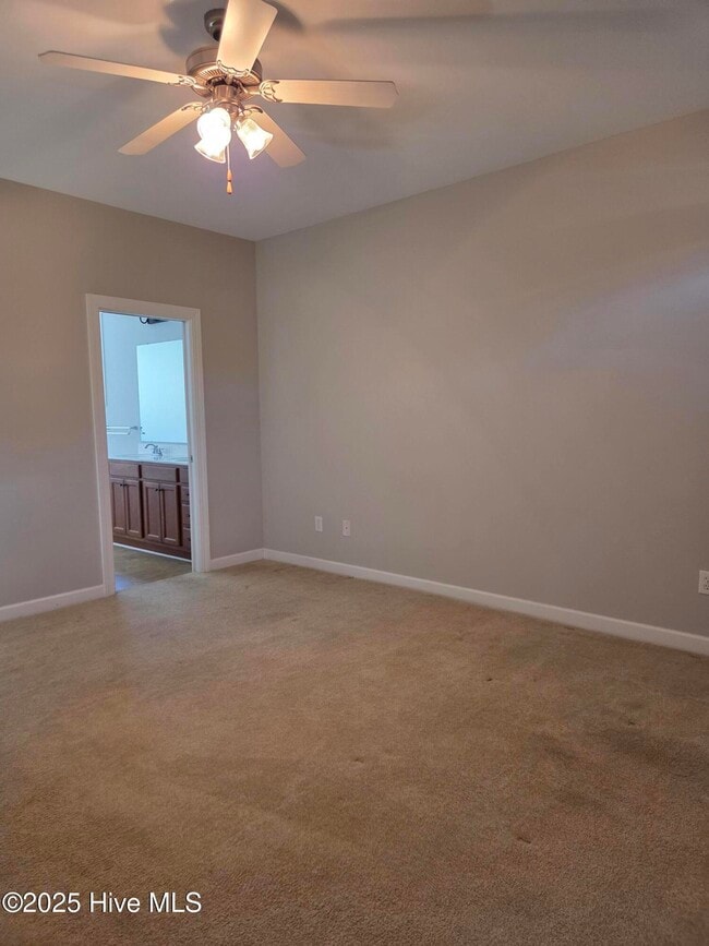 Building Photo - 521 Village Green Dr